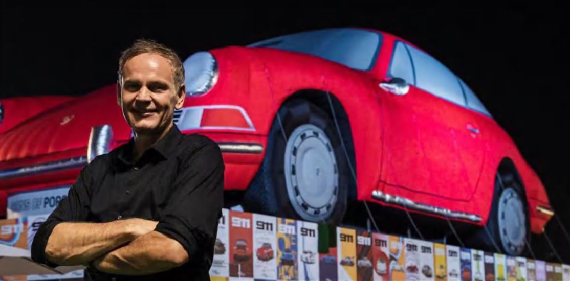 12 meter lang Porsche 911 i anledning af jubilæum med indbygget lydløs blæser m.m.
*