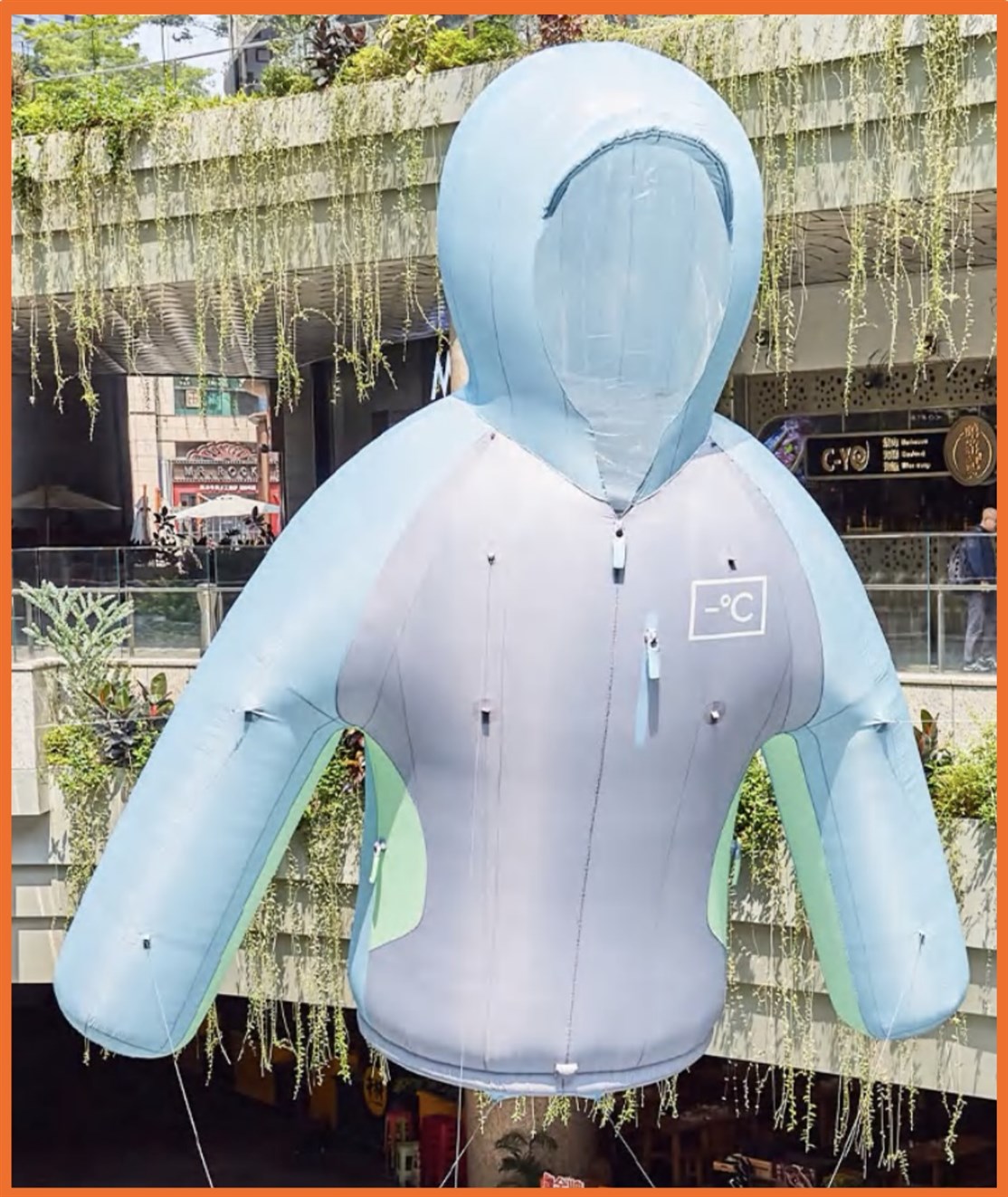 Parade figurer fyldt med helium så den svæver, figuren holdes "nede" i ønsket højde med tynde stropper, så man kan gå rundt med den i parade.
*