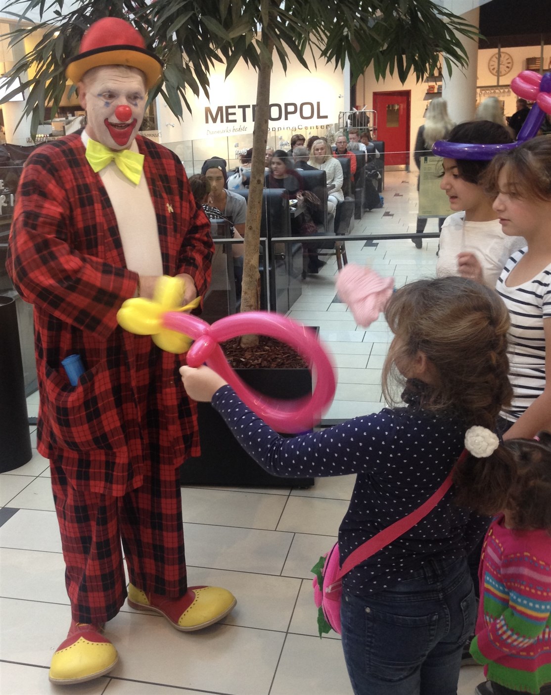 Klovnen Johnny laver ballondyr i Metropol, Hjørring
*