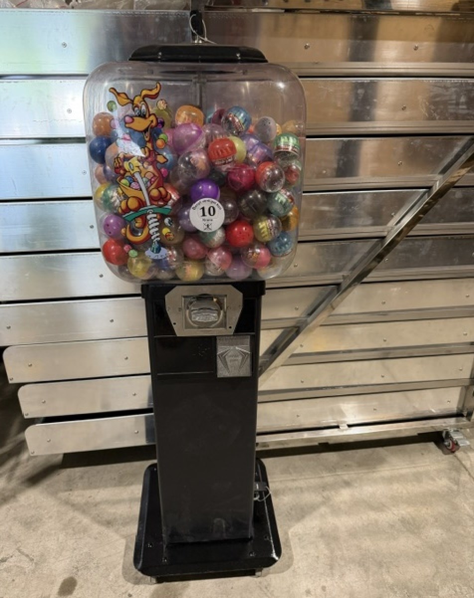 Bold automat med møntindkast og firkantet glas montre som gør at du ikke skal fylde op så tit.
Maskinen er med vare som på billede
Pris kr. 2.600.- + moms & fragt