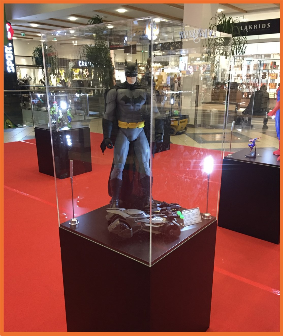 Udstillings montre med effekter fra Batman
film, Tv & tegneserier
*