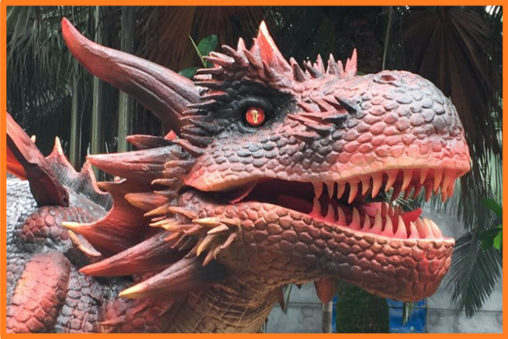 *
Vores Walking Dragon (Gående Drage) er utroligt flot produceret, med mange detaljer som gør det utrolig levende ar se på når den kommer gøende gennem gaderne - og børnene er ikke i tvivl, den er levende.