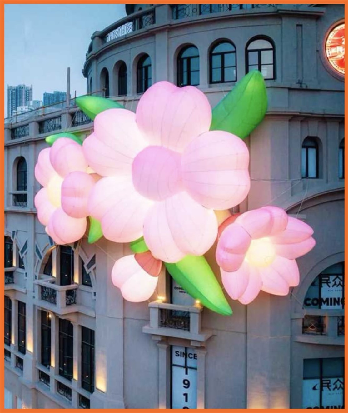 Lysserøde kæmpe blomster til facade dekoration med indbygget led lys og blæser
*