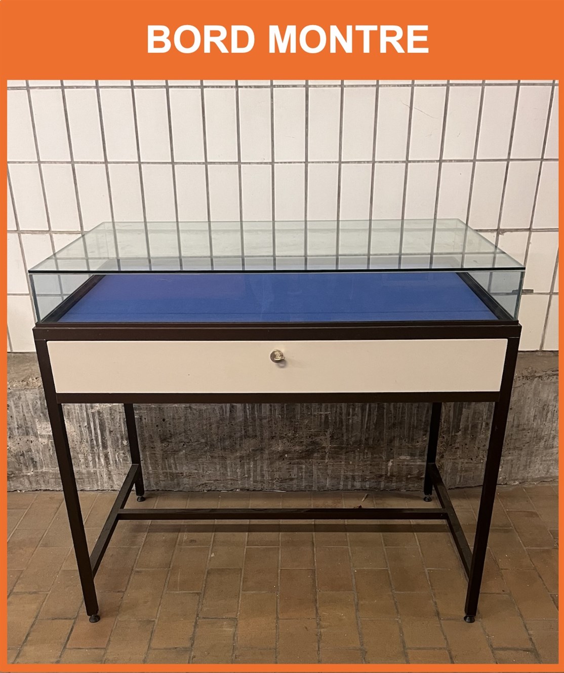 Salgs Montre m/ kraftig glas & lås
Størrelse: L. 103 x D. 63 x H. 95 cm.
*