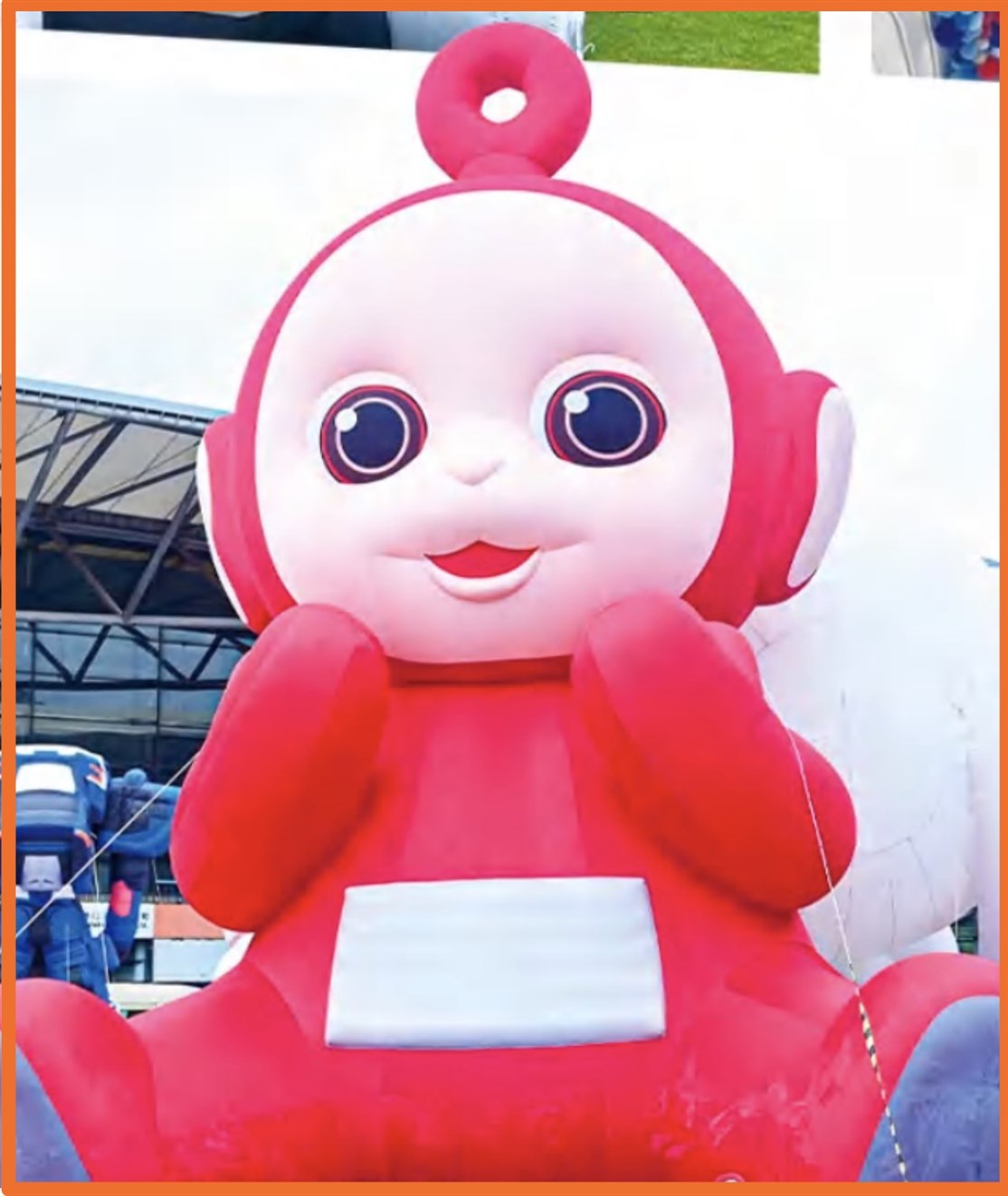 8 meter høj Kæmpe Teletubbies med indbygget blæser til BBC som promotion for ny tv-serie
*