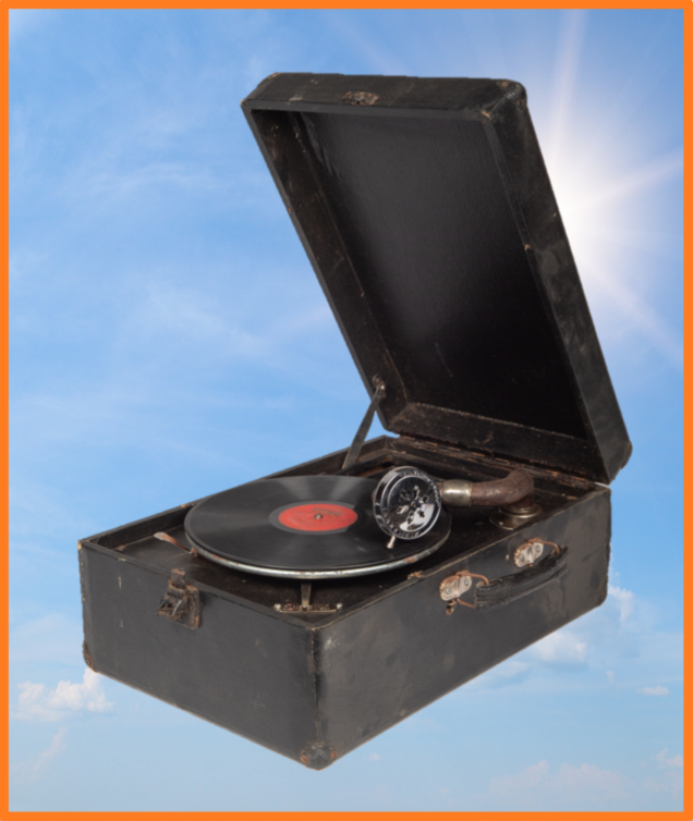 Gammel rejse grammofon
Størrelse: 30 x 45 cm. / m/ låg åben 55 cm. høj