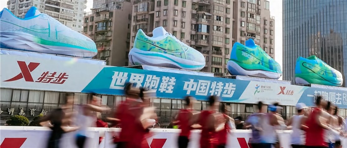 Kæmpe sko med indbygget blæser, til brugt ved bl.a. maraton løb m.m.
*