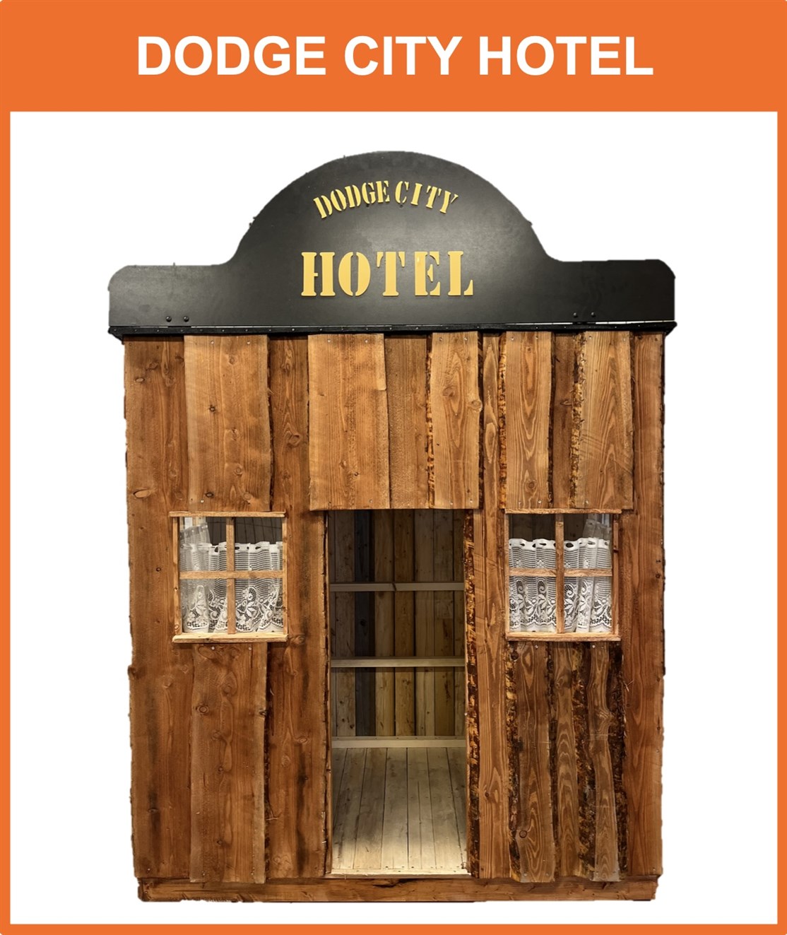 Dodge City Hotel 
Størrelse: B. 2 x H. 2 x D. 1,4 meter
*