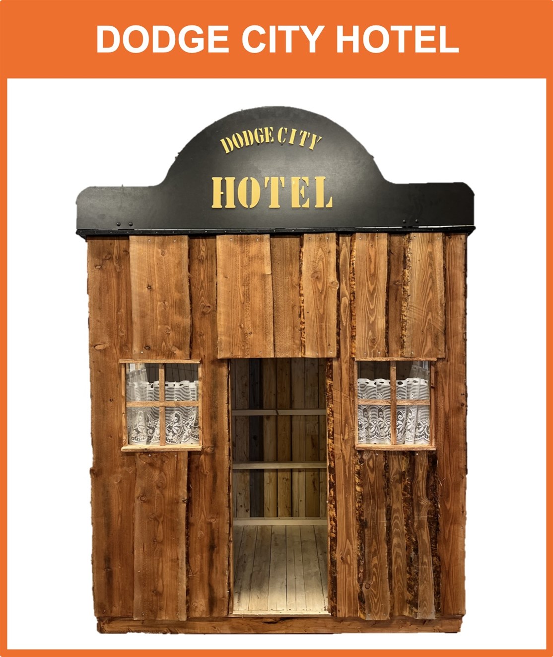 Dodge City Hotel
Størrelse: B. 2 x H. 2 x D. 1,4 meter
*