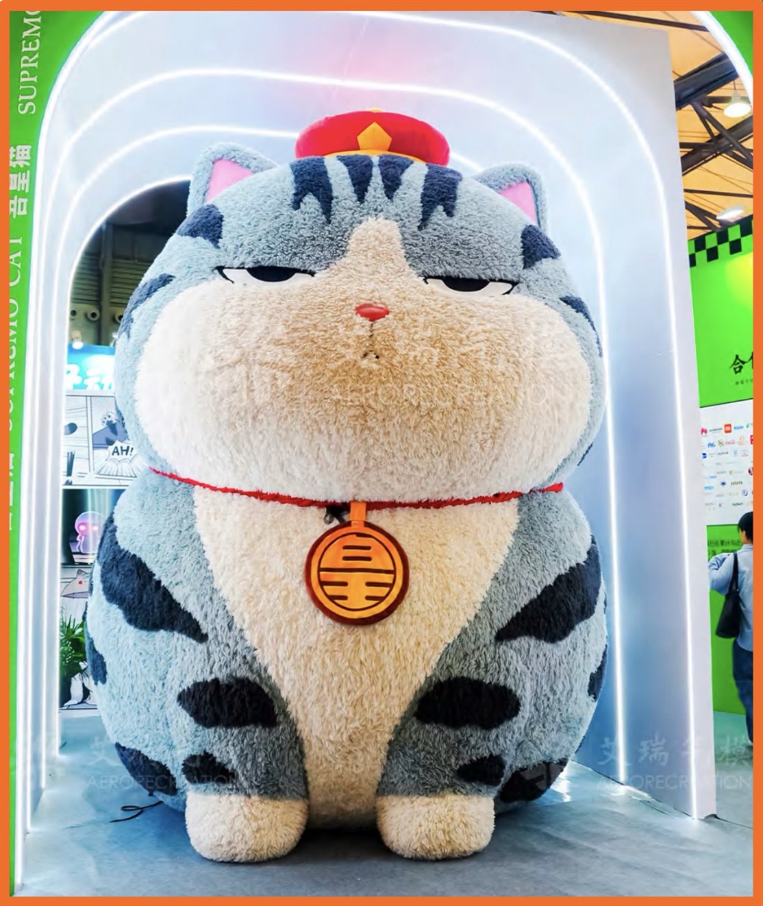 Kæmpe oppustlig kat med plys stof og indbygget blæser m.m.
*