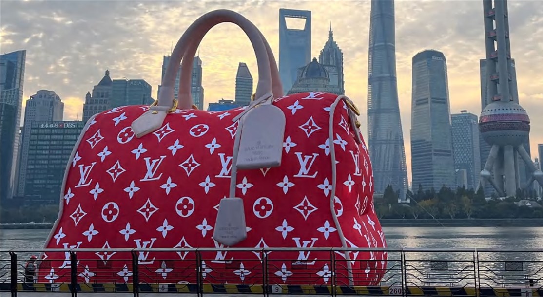 Oppustelig Louis Vuitton kæmpe taske på 8 x 12 meter med indbygget led lys & blæser
*