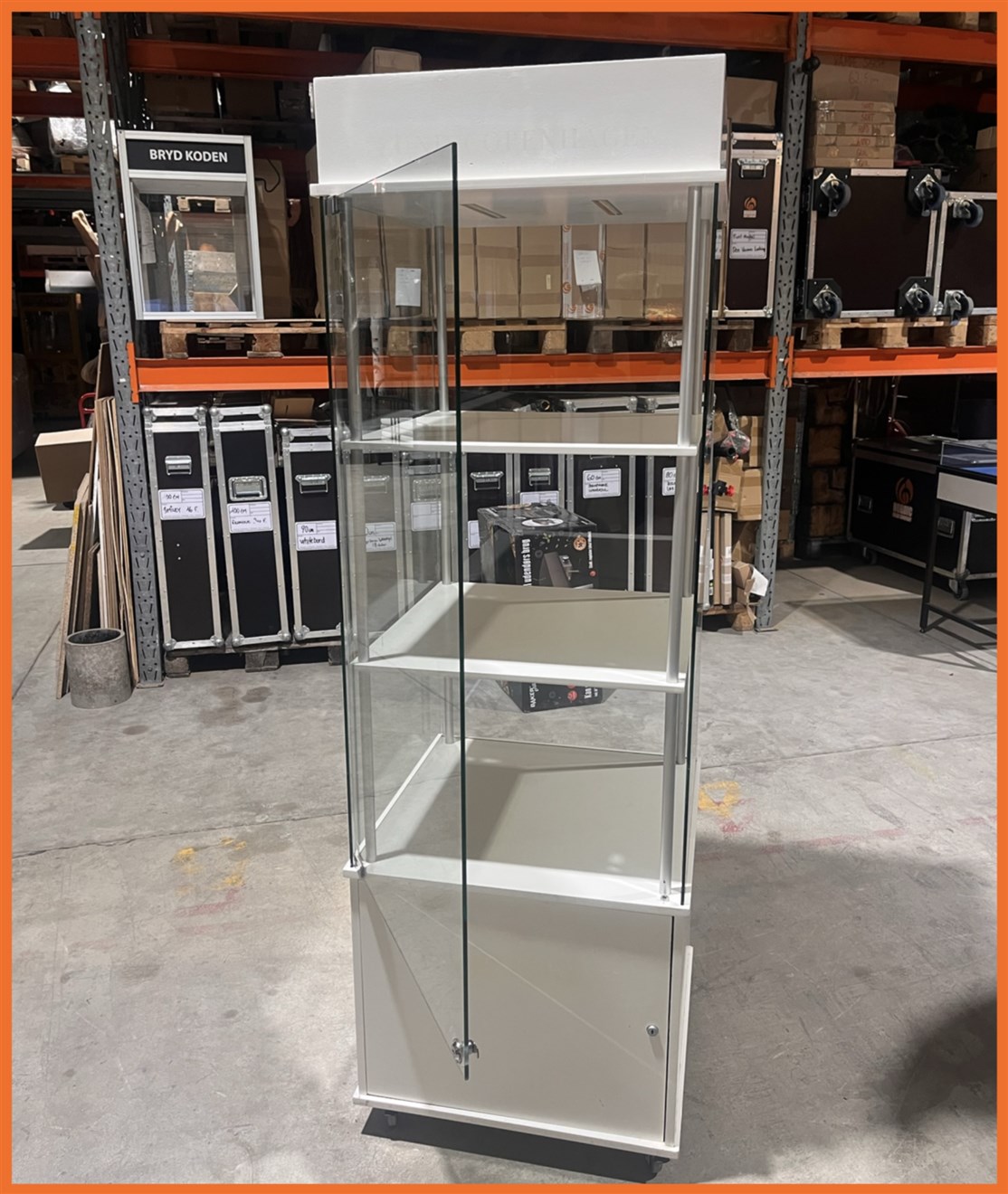 Stort udstillings montre m/ 3 hylder og kraftig lås
Størrelse: