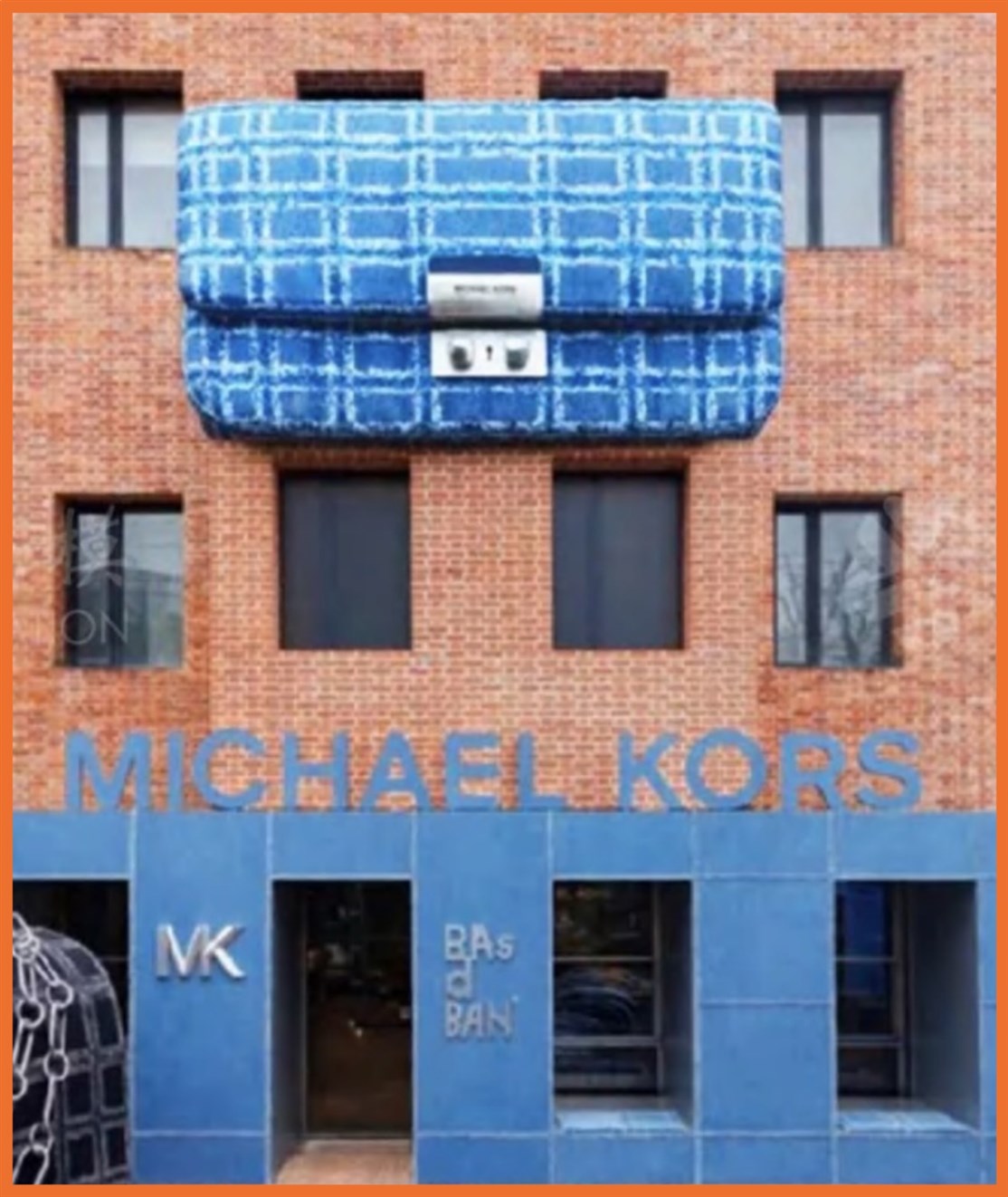 Kæmpe taske til Michael Kors butiks facade med indbygget led lys og blæser m.m.
*