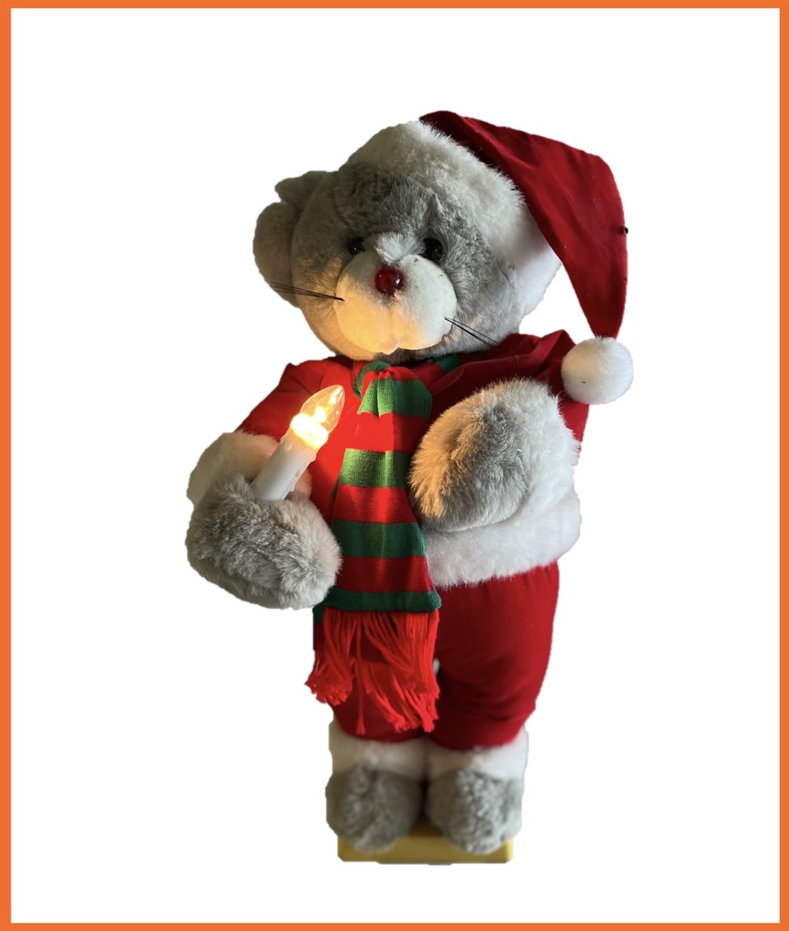Mekanisk Jule Bamse
med lys i den ene hånd
Størrelse: 55 cm.
Strøm: 230.V (Alm. netstik)
Pris kun kr. 4.500.- + moms & fragt
*