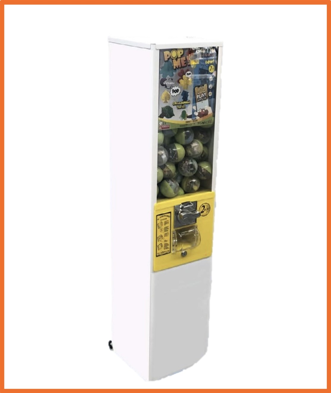 # FB004 / SRVMNMP010
Design selv bold automat
Kapasitet. 250 stk. Ø47 eller 130 stk. Ø65 cm.
Størrelse: L. 26,5 x D. 26,5 x H. 119 cm.
Farve: Hvid / Neutral
Vægt: 14,5 kg.
Møntindkast: Efter ønske
Produceret i: Italien
*