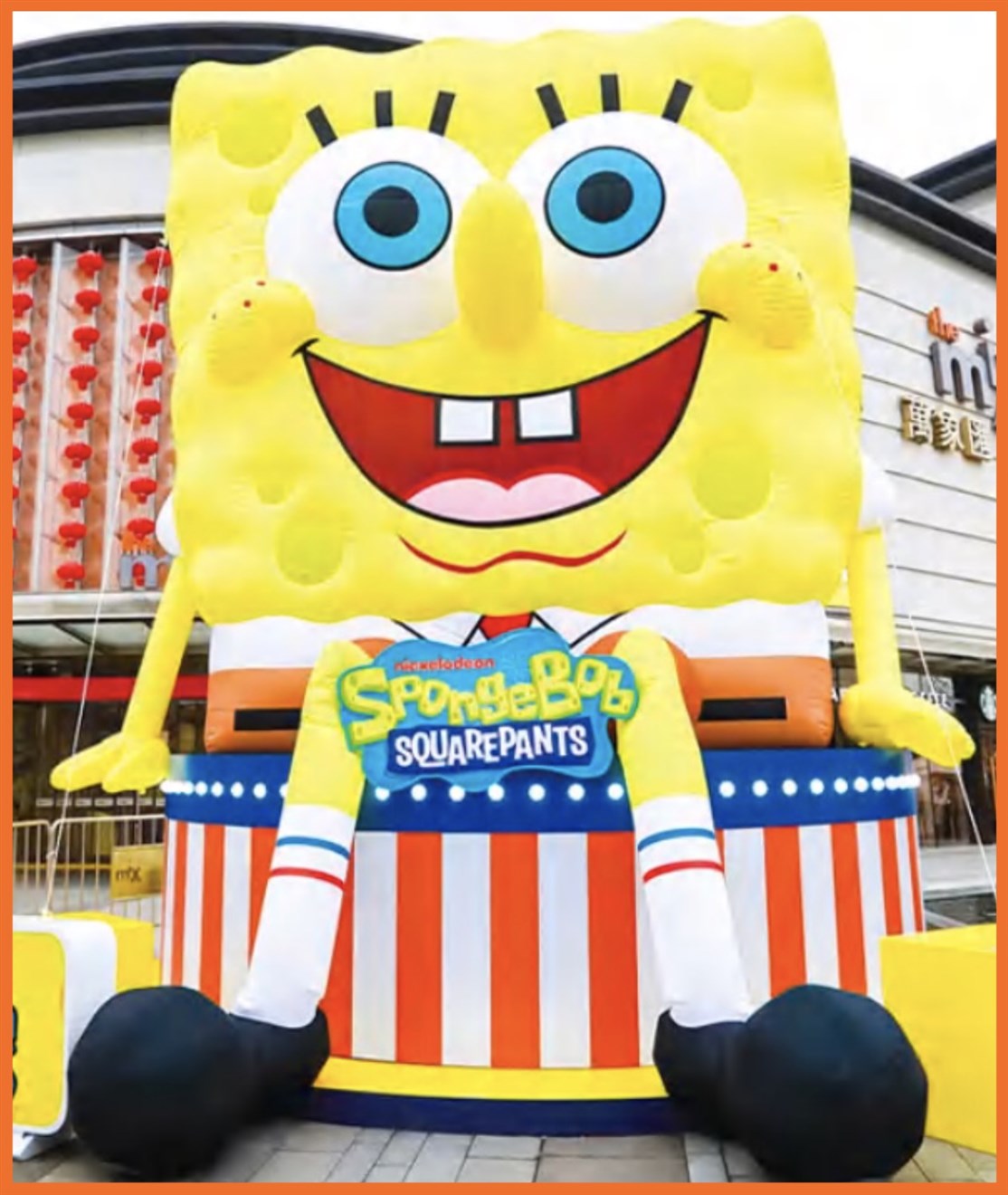 Kæmpe oppustelig Svampe Bob Firkant figur med indbygget led lys og blæser m.m.
*