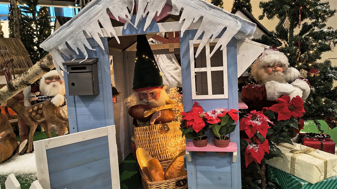 Juleudstilling med huse, juletræer, underlag og afspærring m.m.
*