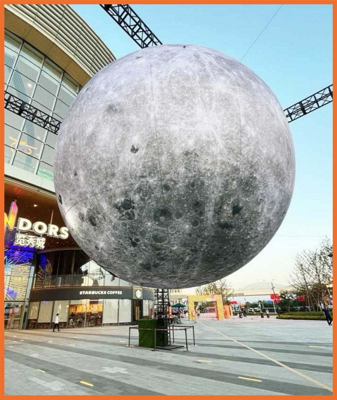 Kæmpe planet i str. Ø 8 meter med indbygget lys og blæser
*