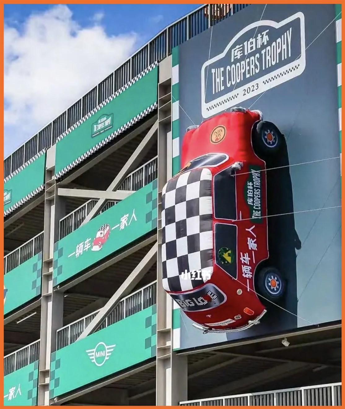 Ophængt kæmpe Mini Cooper i anledning af ny model opsat ved Amerikansk bil messe
*