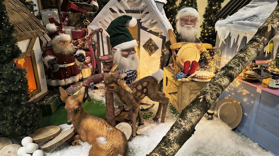Klassisk juleudstilling med mekaniske nisser & dyr m.m.
*