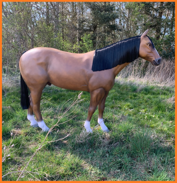 Hest i naturlig størrelse opsat i vildt område, som vejviser for autister.