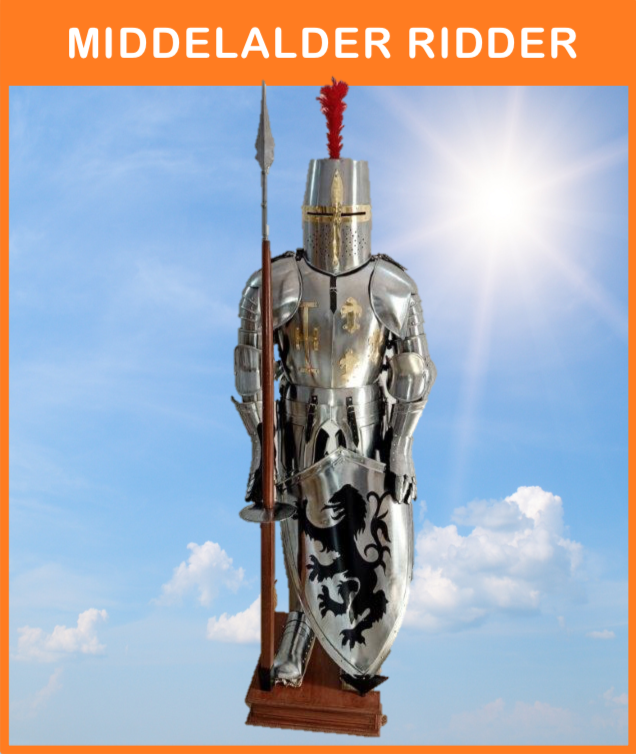 - 
MV 023
Håndlavet, Middelalder Ridder Rustning i metal med spyd og skjold, på flot podie af træ
Størrelse: 198 cm. høj