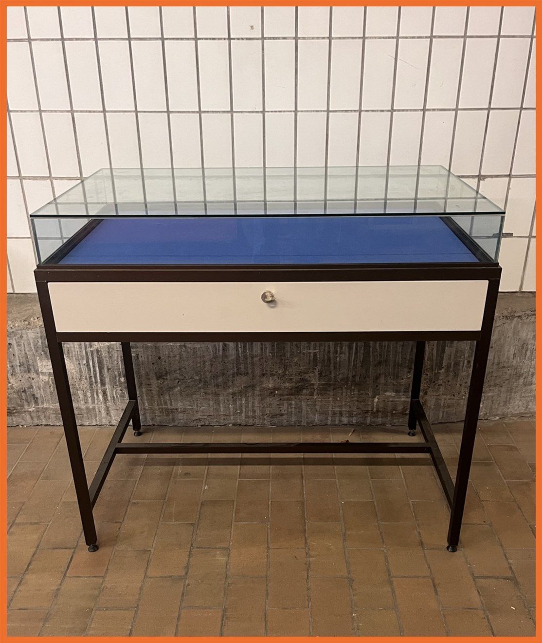 Salgs Montre m/ kraftig glas & lås
Størrelse: L. 103 x D. 63 x H. 95 cm.
*