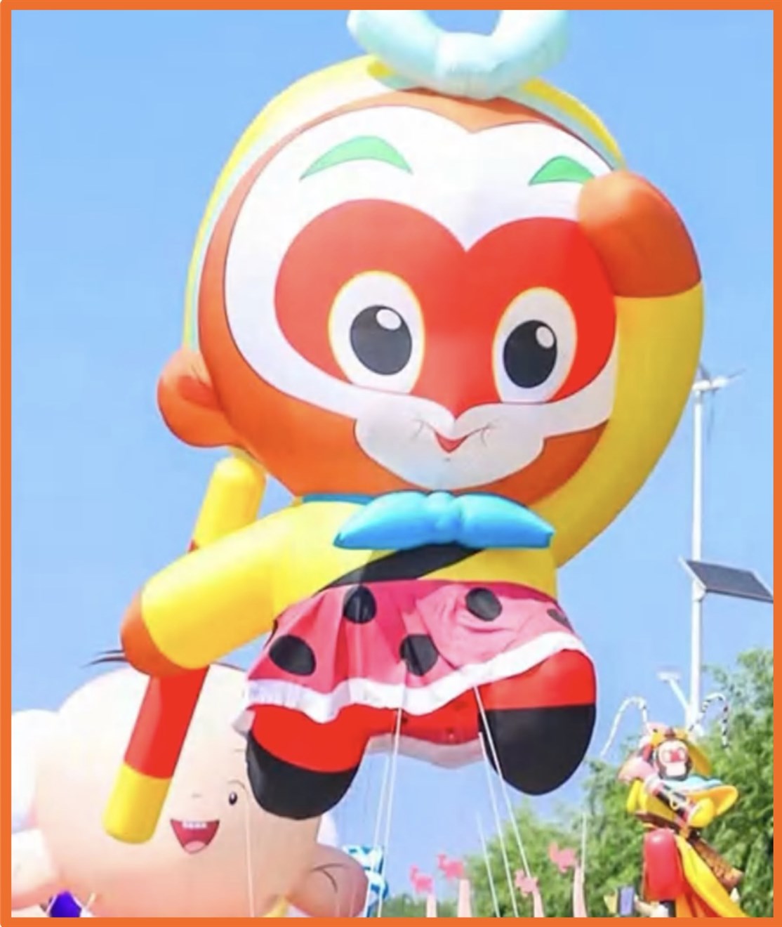 Parade figurer fyldt med helium så den svæver, figuren holdes "nede" i ønsket højde med tynde stropper, så man kan gå rundt med den i parade.
*