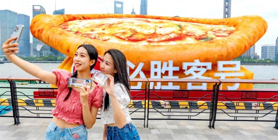 Kæmpe oppustelig Pizza som selfie figur i Hong Kong med indbygget led lys og blæser m.m.
*