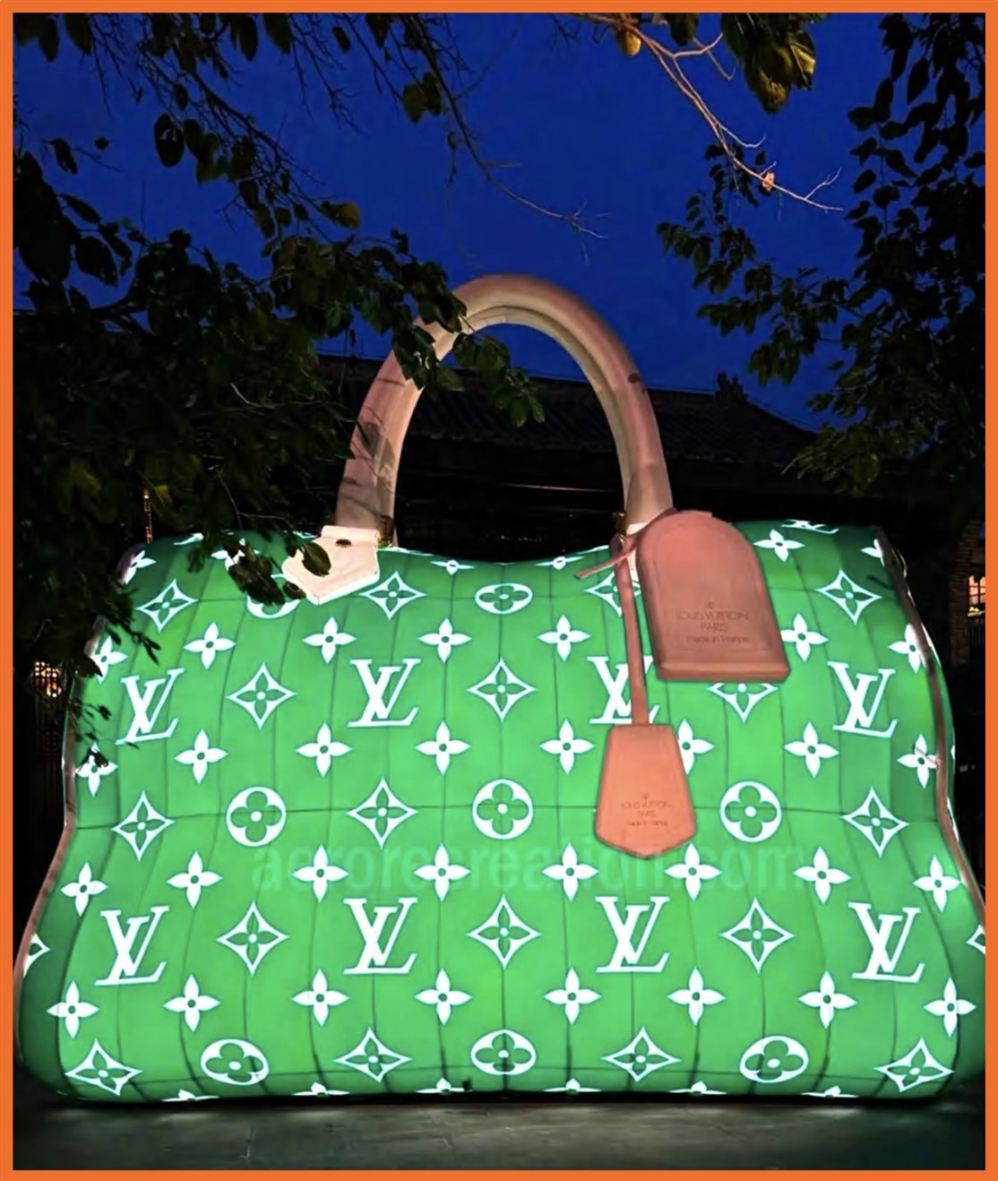 Oppustelig Louis Vuitton kæmpe taske på 8 x 12 meter med indbygget led lys & blæser
*