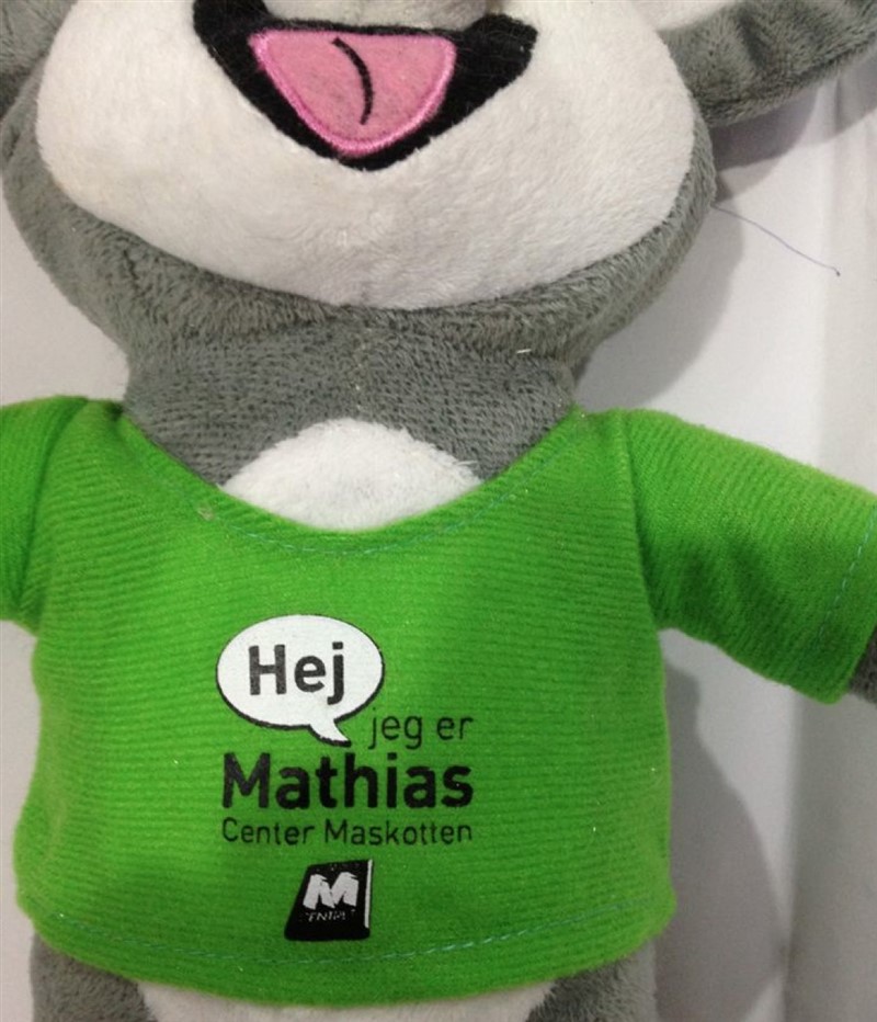 Plys bamse med trøje på