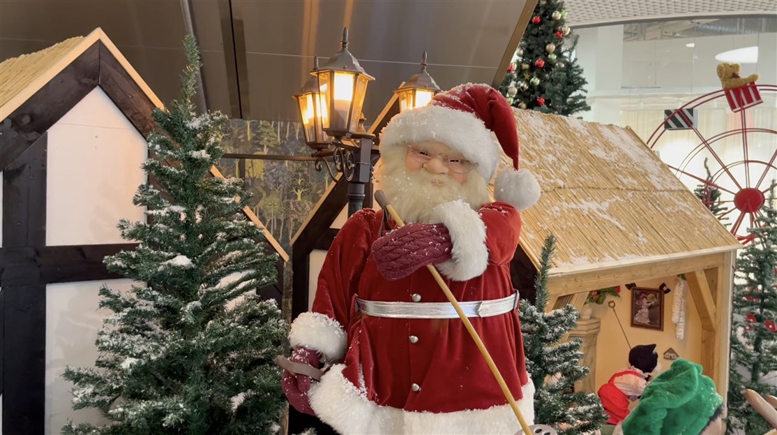 Klik på billedet & se video af juleudstilling i Shoppingcenteret Broen, Esbjerg 2025.